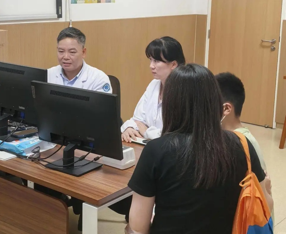 B&eacute; 13 tuổi 4 năm đau đầu, mỗi học kỳ nghỉ học 2 th&aacute;ng: Thủ phạm g&acirc;y ra khiến ai cũng bất ngờ - Ảnh 1.