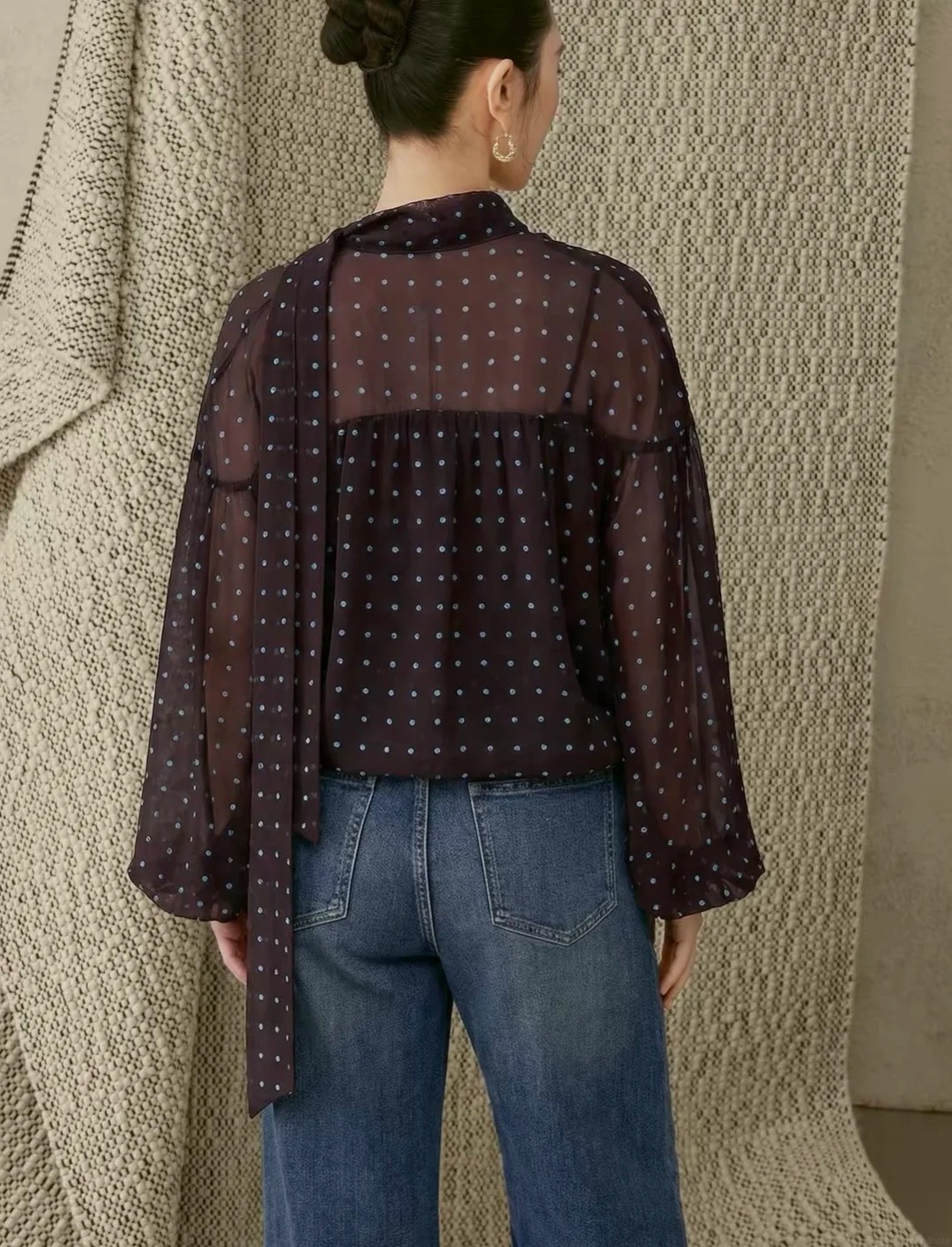 &Aacute;o chấm bi n&acirc;u v&agrave; quần jeans ống loe: C&ocirc;ng thức old money đầy ho&agrave;i niệm cho m&ugrave;a thu - Ảnh 7.