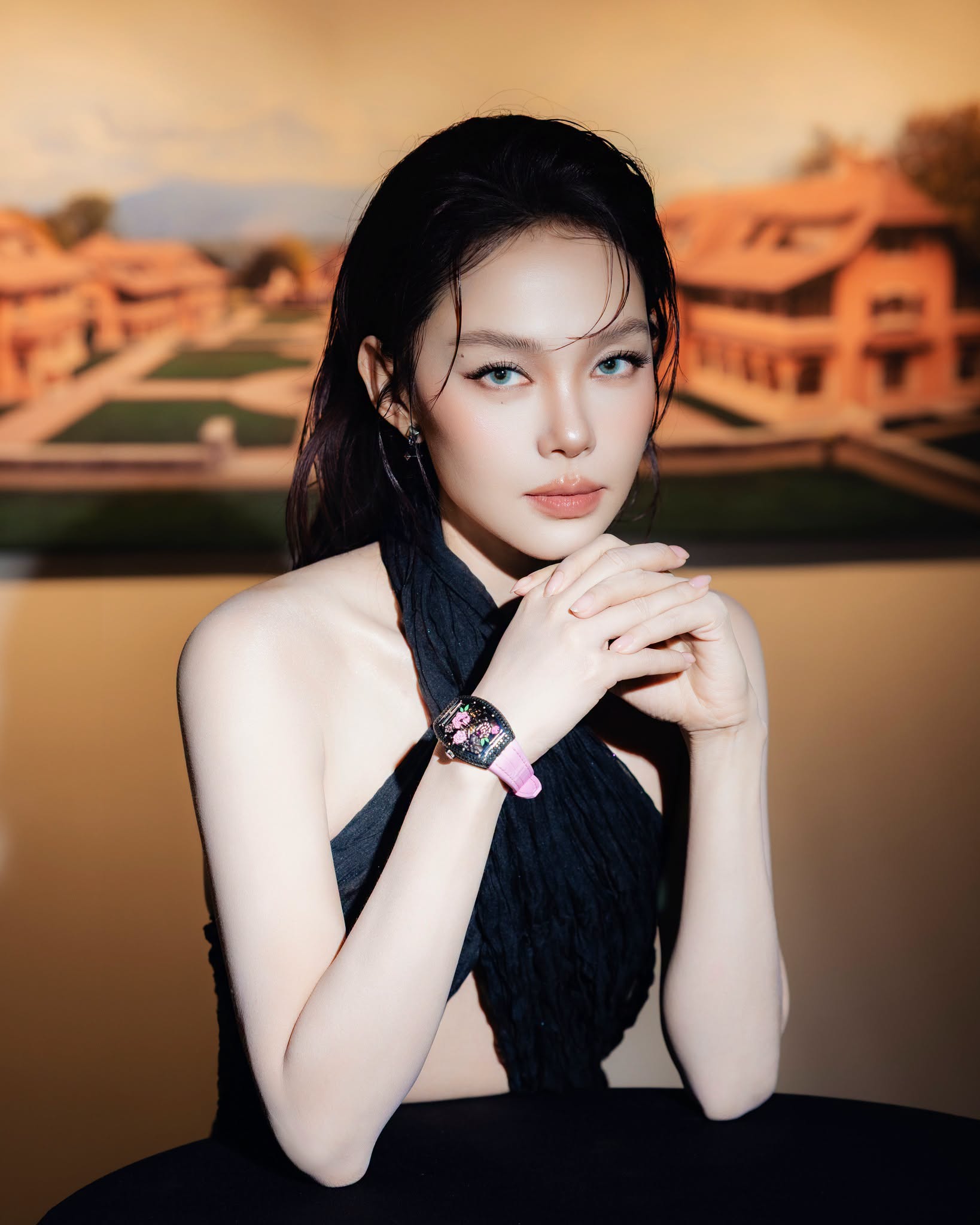Ca sĩ Việt ngồi v&agrave;i ph&uacute;t đ&uacute;t t&uacute;i cả tỷ đồng, lấy chồng đại gia được cưng như b&agrave; ho&agrave;ng- Ảnh 1.