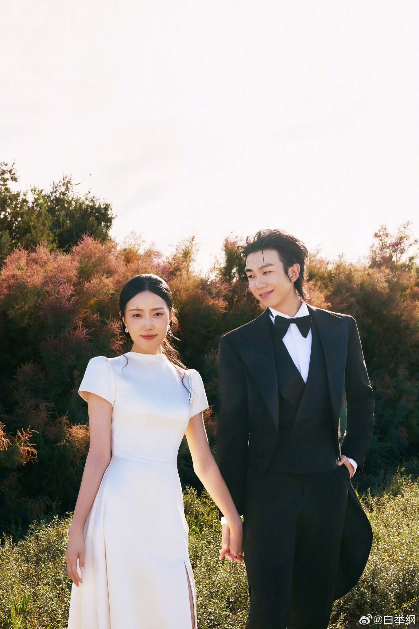 Showbiz đón "song hỷ lâm môn": 2 nam ca sĩ bất ngờ cùng thông báo lấy vợ, danh tính cô dâu gây ngỡ ngàng- Ảnh 5.