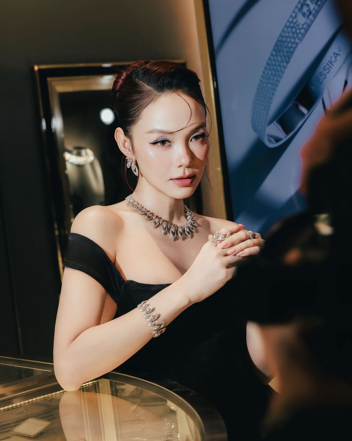 Ca sĩ Việt ngồi v&agrave;i ph&uacute;t đ&uacute;t t&uacute;i cả tỷ đồng, lấy chồng đại gia được cưng như b&agrave; ho&agrave;ng- Ảnh 3.