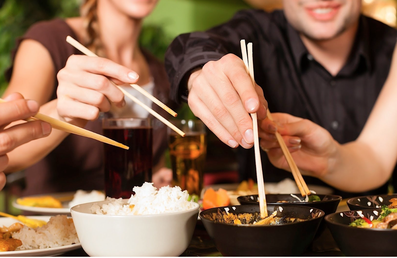 6 lời khuy&ecirc;n cho những gia đ&igrave;nh ăn cơm tr&ecirc;n b&agrave;n ghế- Ảnh 1.