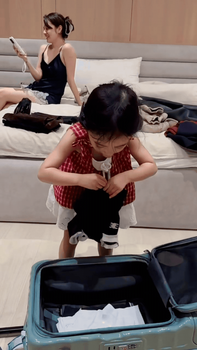 Con gái Bảo Anh 3 tuổi xinh như thiên thần, làm trợ lý cho mẹ được dân tình khen hết lời- Ảnh 1.