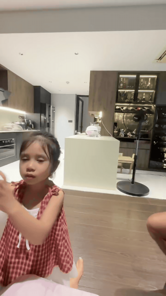 Con gái Bảo Anh 3 tuổi xinh như thiên thần, làm trợ lý cho mẹ được dân tình khen hết lời- Ảnh 3.