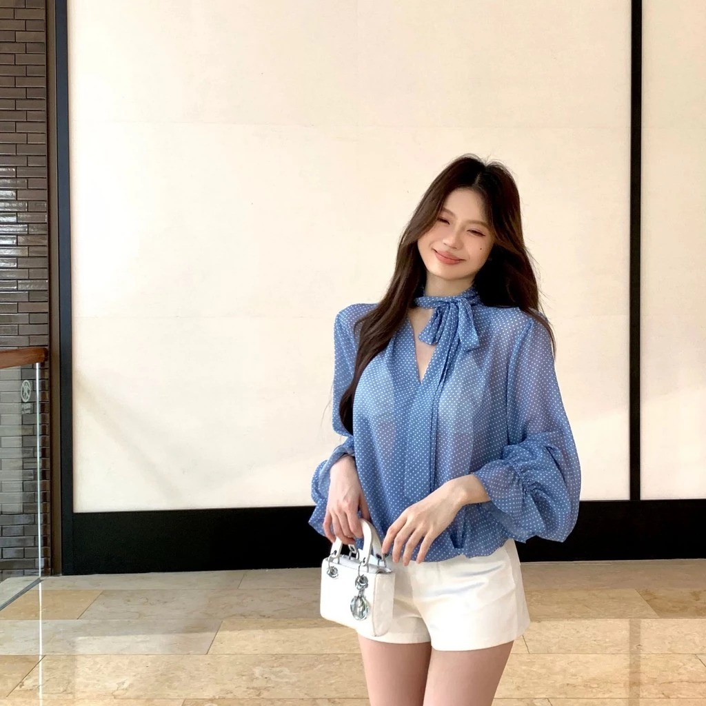 &Aacute;o chấm bi n&acirc;u v&agrave; quần jeans ống loe: C&ocirc;ng thức old money đầy ho&agrave;i niệm cho m&ugrave;a thu - Ảnh 8.