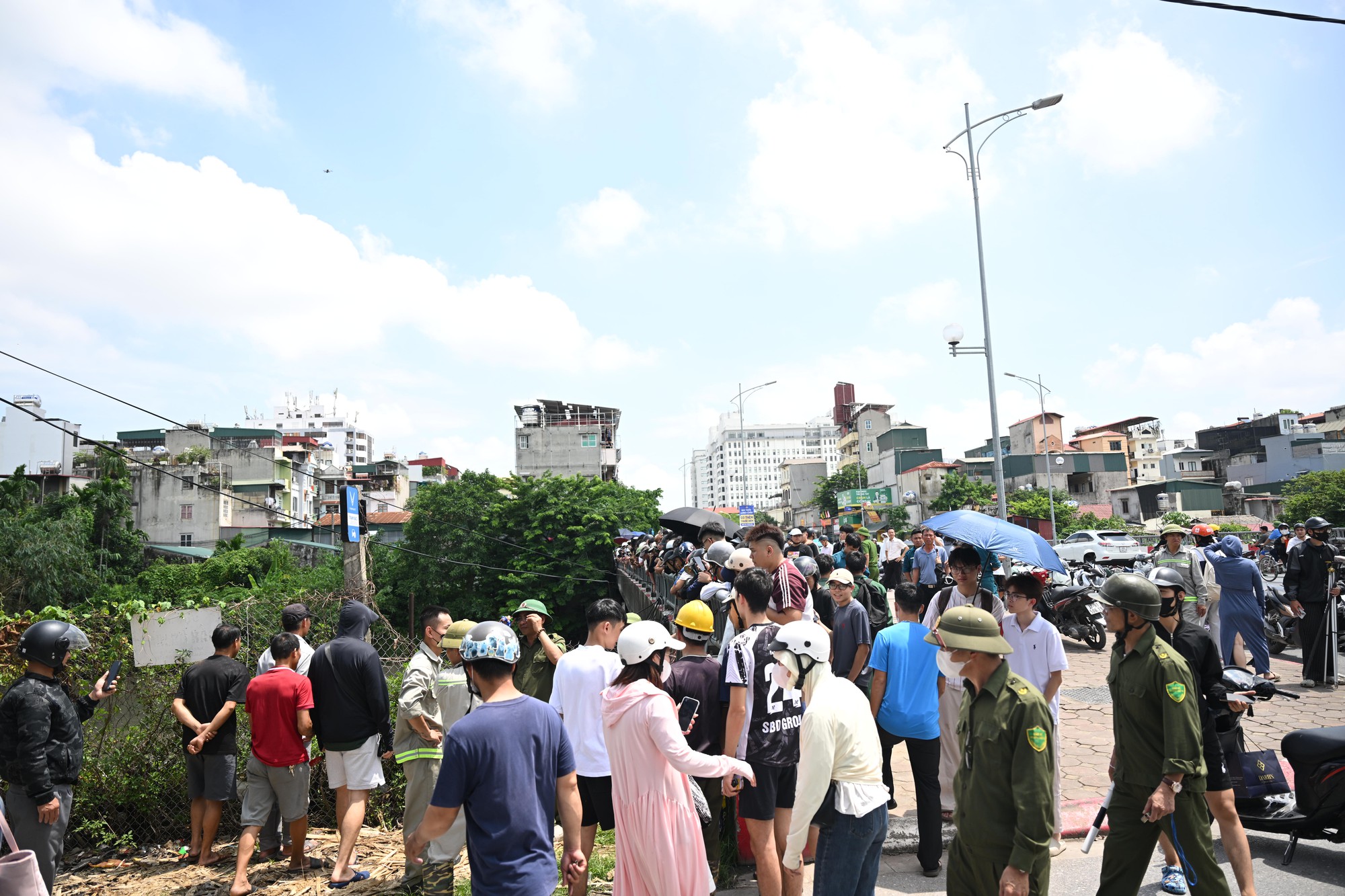 Kh&ocirc;ng c&oacute; ph&eacute;p m&agrave;u n&agrave;o xảy ra: Đ&atilde; t&igrave;m thấy nam sinh vi&ecirc;n H&agrave; Nội mất t&iacute;ch khi đi qua đường ngập s&acirc;u, mẹ kh&oacute;c ngất khi nhận tin dữ- Ảnh 3.