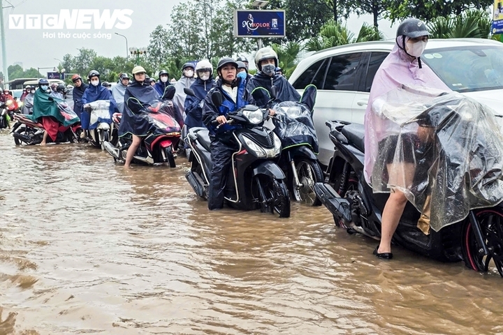 Dự b&aacute;o thời tiết H&agrave; Nội h&ocirc;m nay 18/9: Mưa r&agrave;o v&agrave; d&ocirc;ng, cảnh b&aacute;o lốc, s&eacute;t- Ảnh 1.