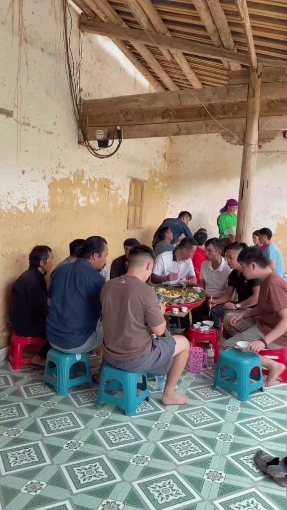 Phát hiện 1 chủ tịch xã đi dép lê, lội bùn, tự lái xe cà tàng tới nhà dân: Ngôi nhà 200 tuổi nằm giữa vùng núi đá, được xem như "bảo tàng sống" - Ảnh 5.