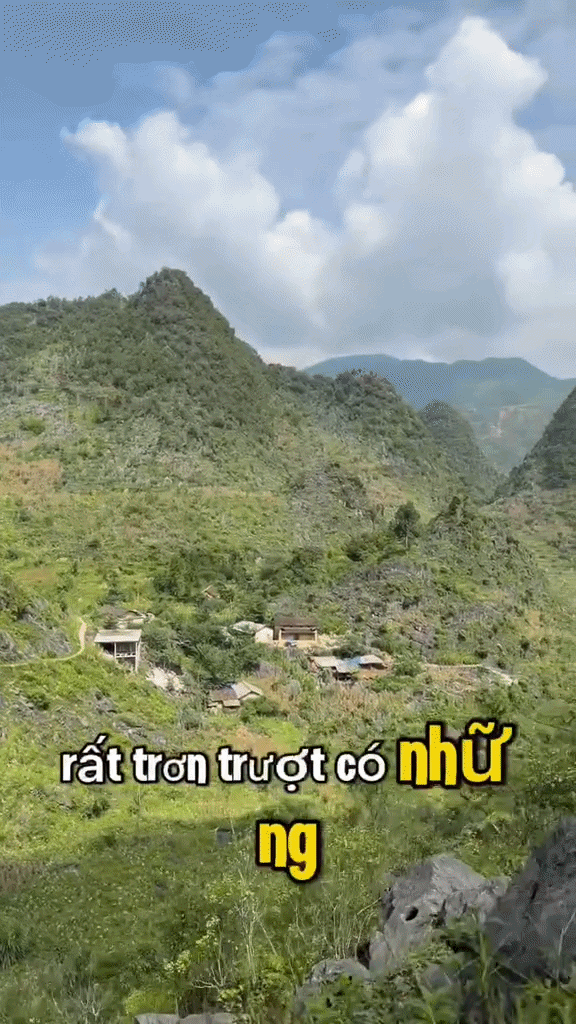 Phát hiện 1 chủ tịch xã đi dép lê, lội bùn, tự lái xe cà tàng tới nhà dân: Ngôi nhà 200 tuổi nằm giữa vùng núi đá, được xem như "bảo tàng sống" - Ảnh 3.