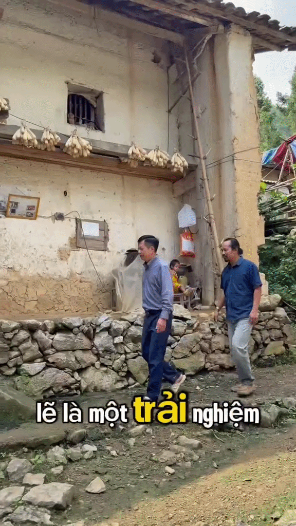 Phát hiện 1 chủ tịch xã đi dép lê, lội bùn, tự lái xe cà tàng tới nhà dân: Ngôi nhà 200 tuổi nằm giữa vùng núi đá, được xem như "bảo tàng sống" - Ảnh 4.