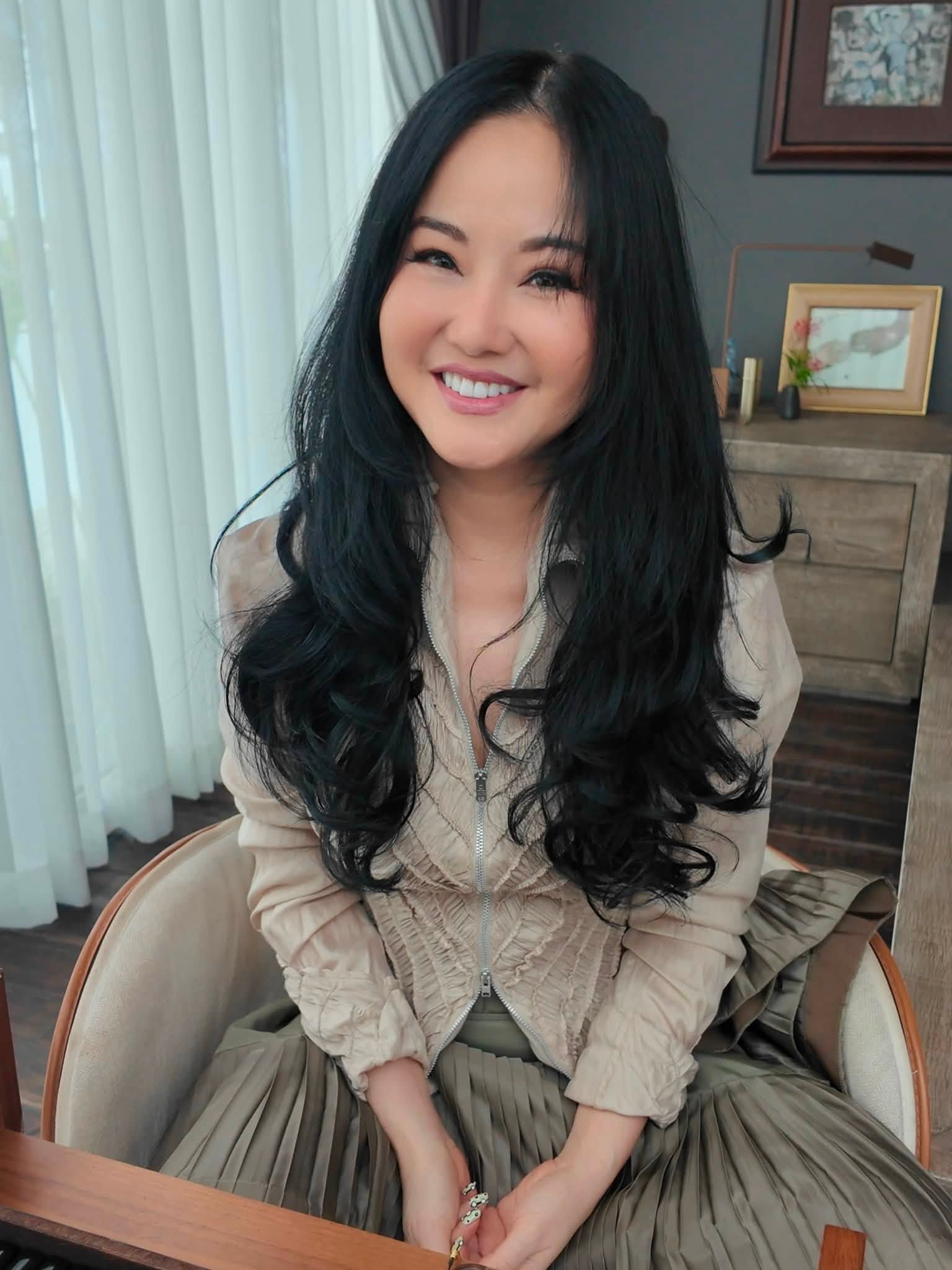 Diva Hồng Nhung U60 qu&aacute; kh&aacute;c lạ, được khen "như b&uacute;p b&ecirc;"- Ảnh 1.