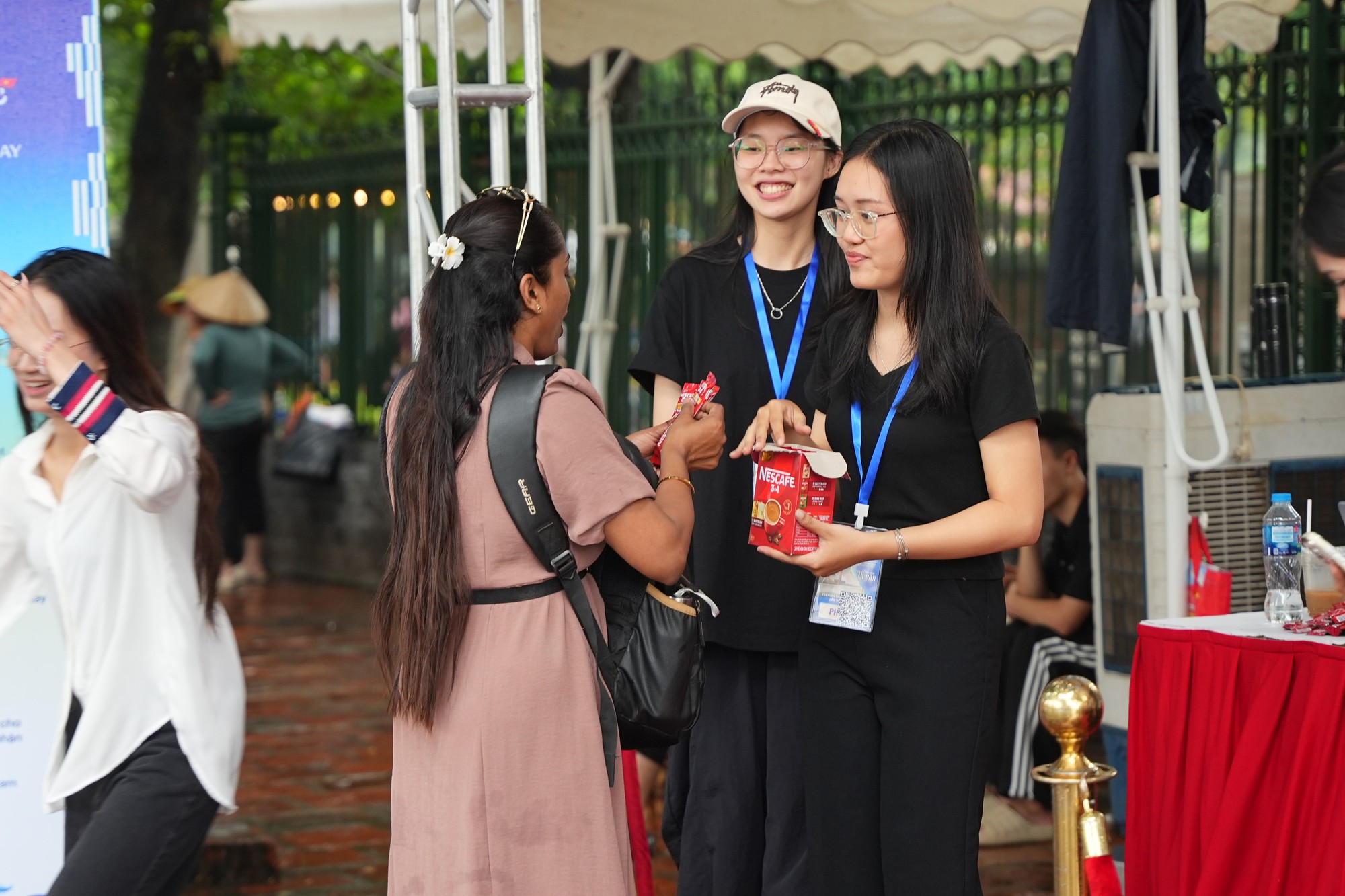 Người trẻ đến Văn Miếu &ldquo;xin v&iacute;a&rdquo; học h&agrave;nh, c&ocirc;ng việc: Booth Fandom Y&ecirc;u Nước c&oacute; g&igrave; m&agrave; đ&ocirc;ng kh&aacute;ch? - Ảnh 20.