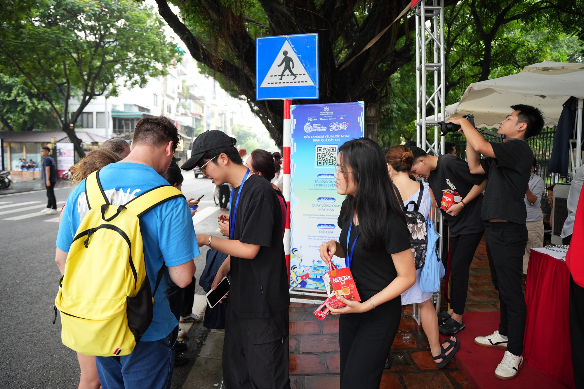 Người trẻ đến Văn Miếu &ldquo;xin v&iacute;a&rdquo; học h&agrave;nh, c&ocirc;ng việc: Booth Fandom Y&ecirc;u Nước c&oacute; g&igrave; m&agrave; đ&ocirc;ng kh&aacute;ch? - Ảnh 19.