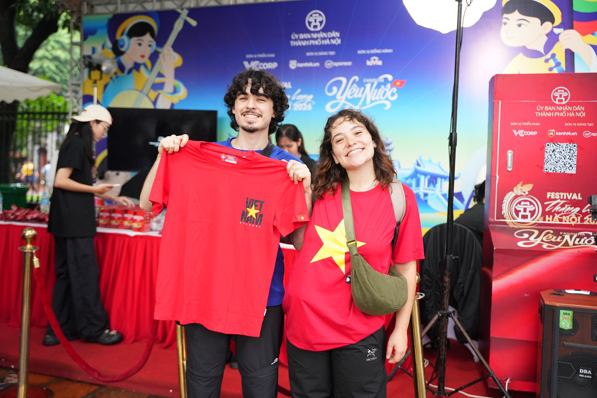 Người trẻ đến Văn Miếu &ldquo;xin v&iacute;a&rdquo; học h&agrave;nh, c&ocirc;ng việc: Booth Fandom Y&ecirc;u Nước c&oacute; g&igrave; m&agrave; đ&ocirc;ng kh&aacute;ch? - Ảnh 15.