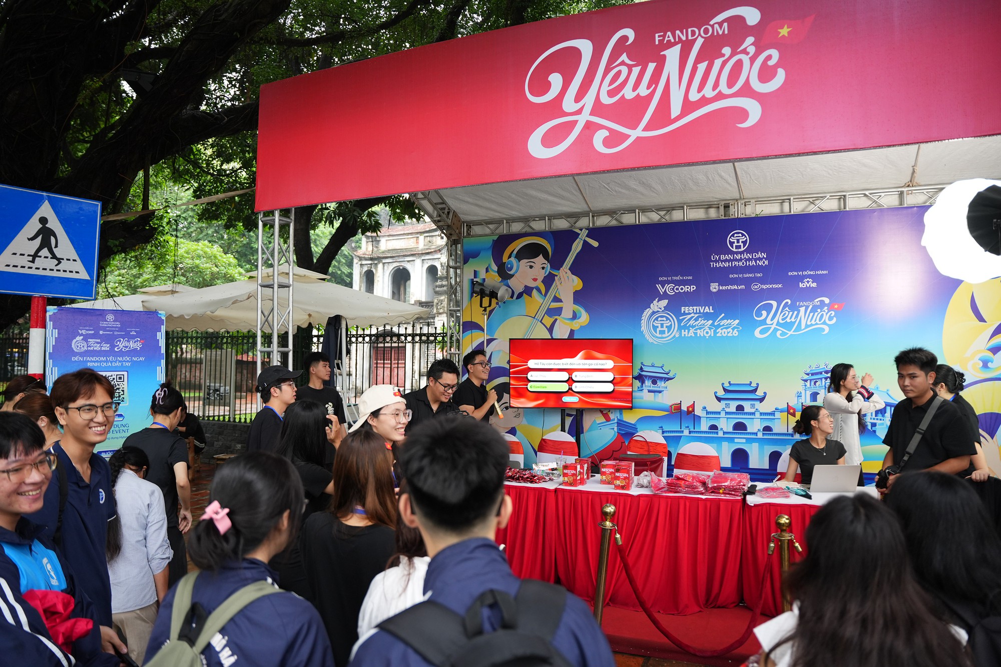 Người trẻ đến Văn Miếu &ldquo;xin v&iacute;a&rdquo; học h&agrave;nh, c&ocirc;ng việc: Booth Fandom Y&ecirc;u Nước c&oacute; g&igrave; m&agrave; đ&ocirc;ng kh&aacute;ch? - Ảnh 11.