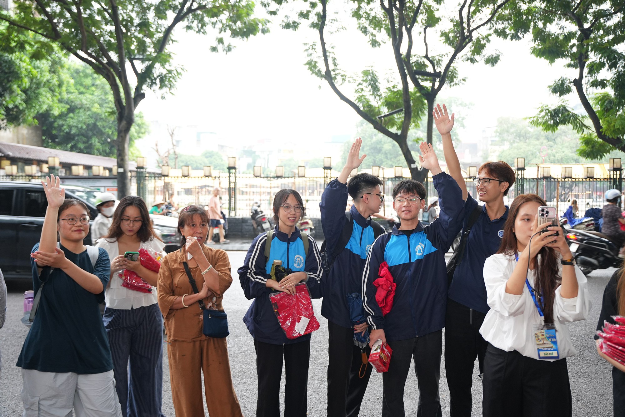 Người trẻ đến Văn Miếu &ldquo;xin v&iacute;a&rdquo; học h&agrave;nh, c&ocirc;ng việc: Booth Fandom Y&ecirc;u Nước c&oacute; g&igrave; m&agrave; đ&ocirc;ng kh&aacute;ch? - Ảnh 12.