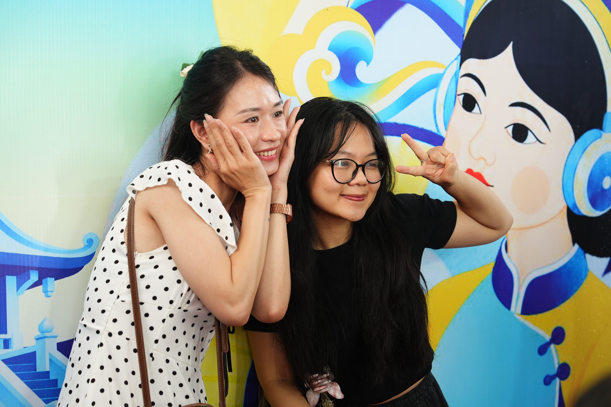 Người trẻ đến Văn Miếu &ldquo;xin v&iacute;a&rdquo; học h&agrave;nh, c&ocirc;ng việc: Booth Fandom Y&ecirc;u Nước c&oacute; g&igrave; m&agrave; đ&ocirc;ng kh&aacute;ch? - Ảnh 3.