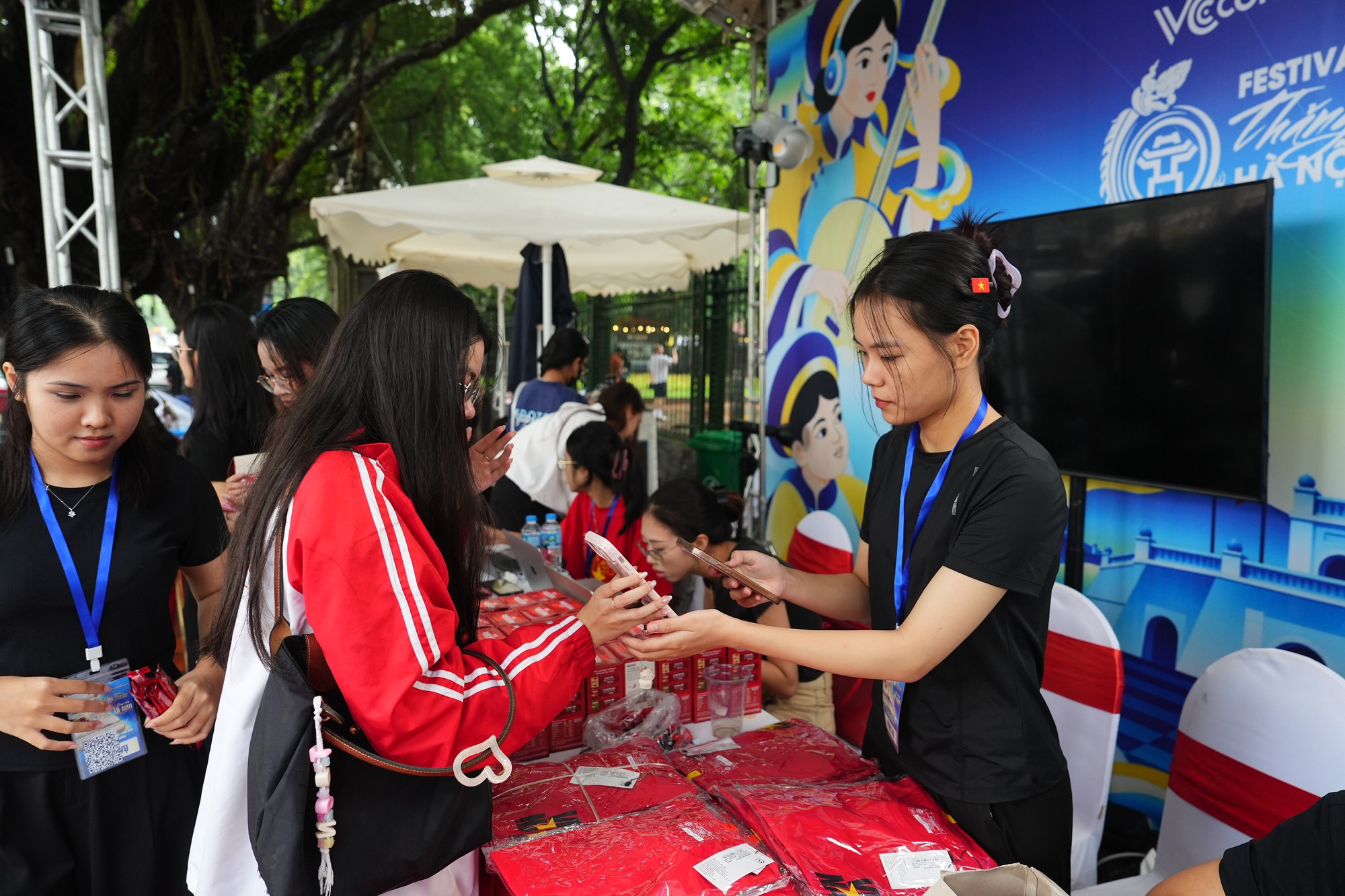 Người trẻ đến Văn Miếu &ldquo;xin v&iacute;a&rdquo; học h&agrave;nh, c&ocirc;ng việc: Booth Fandom Y&ecirc;u Nước c&oacute; g&igrave; m&agrave; đ&ocirc;ng kh&aacute;ch? - Ảnh 22.