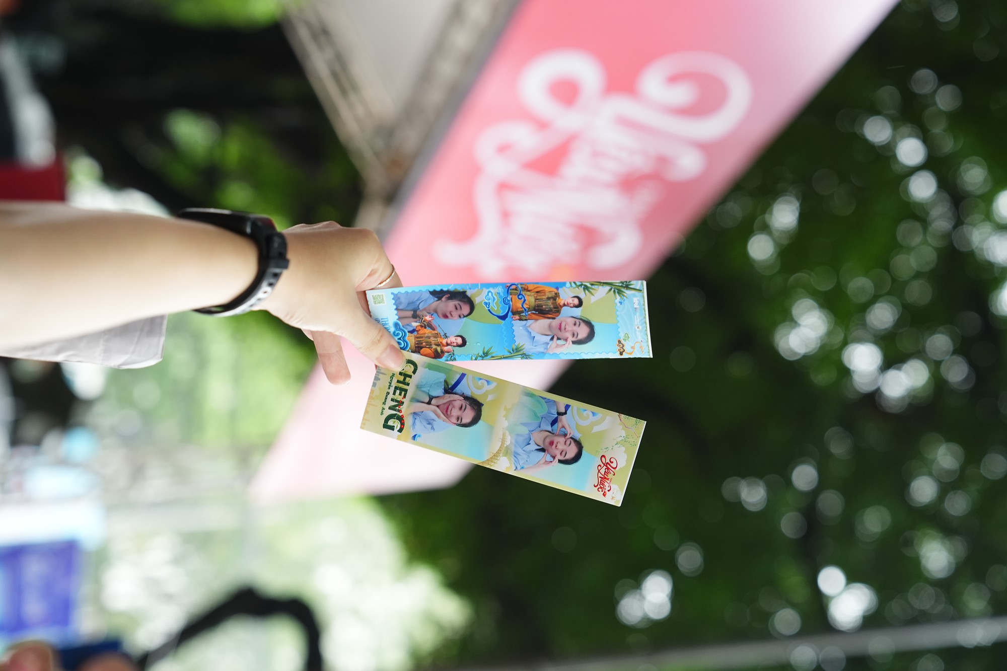Người trẻ đến Văn Miếu &ldquo;xin v&iacute;a&rdquo; học h&agrave;nh, c&ocirc;ng việc: Booth Fandom Y&ecirc;u Nước c&oacute; g&igrave; m&agrave; đ&ocirc;ng kh&aacute;ch? - Ảnh 10.