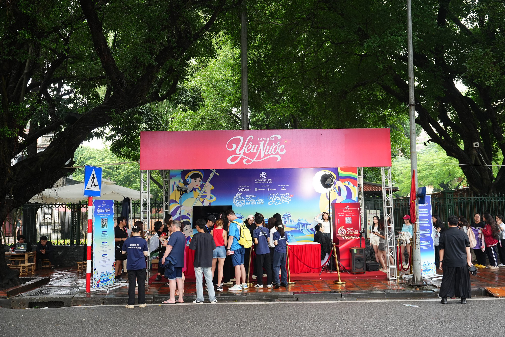 Người trẻ đến Văn Miếu &ldquo;xin v&iacute;a&rdquo; học h&agrave;nh, c&ocirc;ng việc: Booth Fandom Y&ecirc;u Nước c&oacute; g&igrave; m&agrave; đ&ocirc;ng kh&aacute;ch? - Ảnh 1.