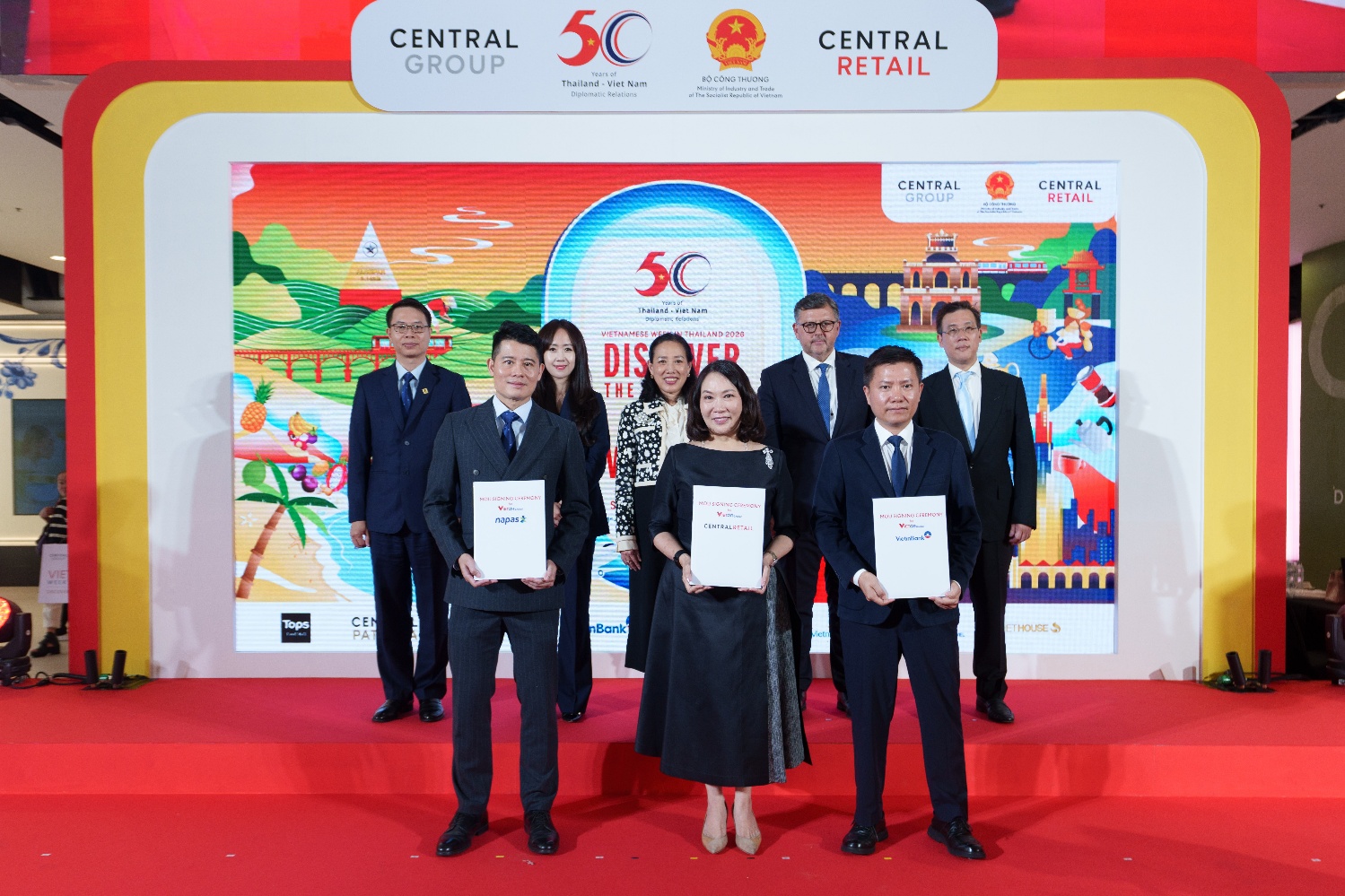 Lễ k&yacute; kết Bi&ecirc;n bản ghi nhớ giữa NAPAS, VietinBank v&agrave; Central Retail Corporation tại Th&aacute;i Lan - Ảnh 3.