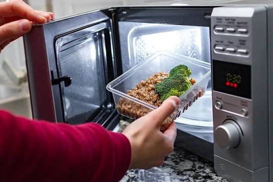 Đựng thức ăn bằng hộp nhựa: Đầu bếp l&acirc;u năm n&oacute;i về sai lầm trầm trọng m&agrave; nhiều gia đ&igrave;nh mắc phải- Ảnh 3.