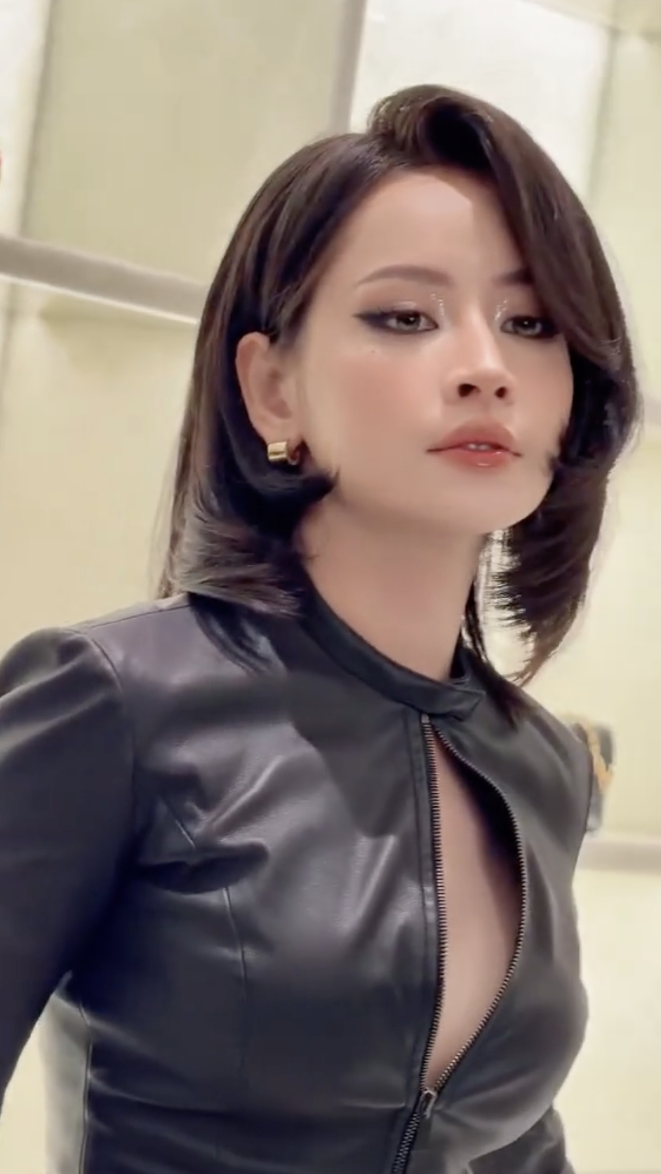 "Hắc bạch mỹ nh&acirc;n" Chi Pu, Lan Ngọc kh&ocirc;ng ai chịu ai ở event hot nhất đ&ecirc;m qua- Ảnh 3.