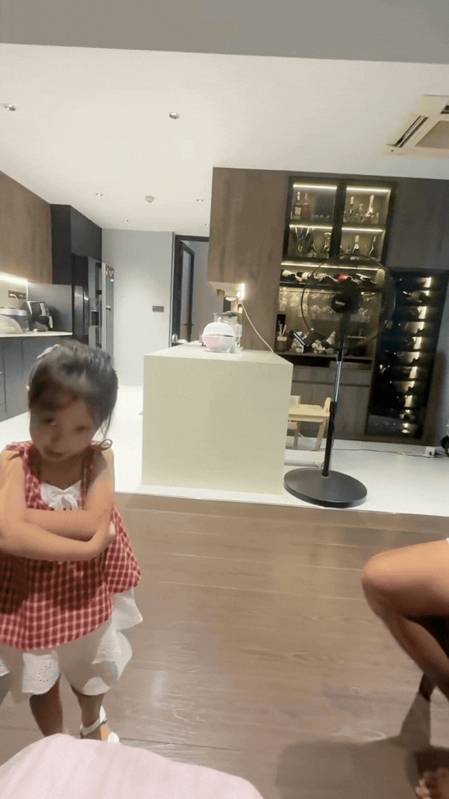 Con gái Bảo Anh 3 tuổi xinh như thiên thần, làm trợ lý cho mẹ được dân tình khen hết lời- Ảnh 4.