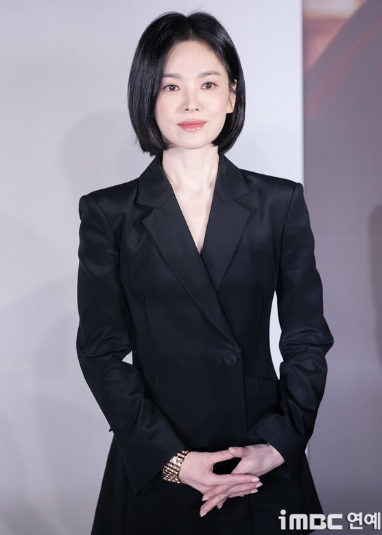 Song Hye Kyo để tóc ngắn nổi bật thần thái sang chảnh, cá tính: Chị em có ngay kiểu tóc hack tuổi cho mùa thu đông- Ảnh 2.