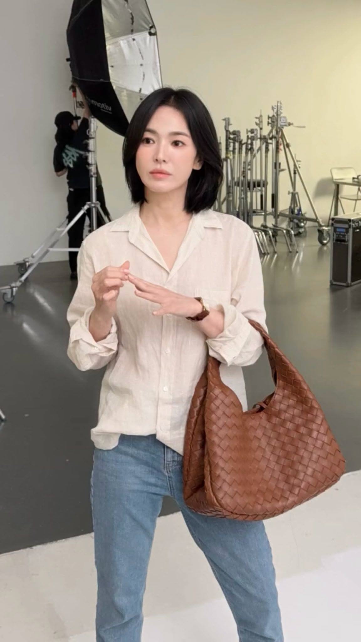Song Hye Kyo để tóc ngắn nổi bật thần thái sang chảnh, cá tính: Chị em có ngay kiểu tóc hack tuổi cho mùa thu đông- Ảnh 5.
