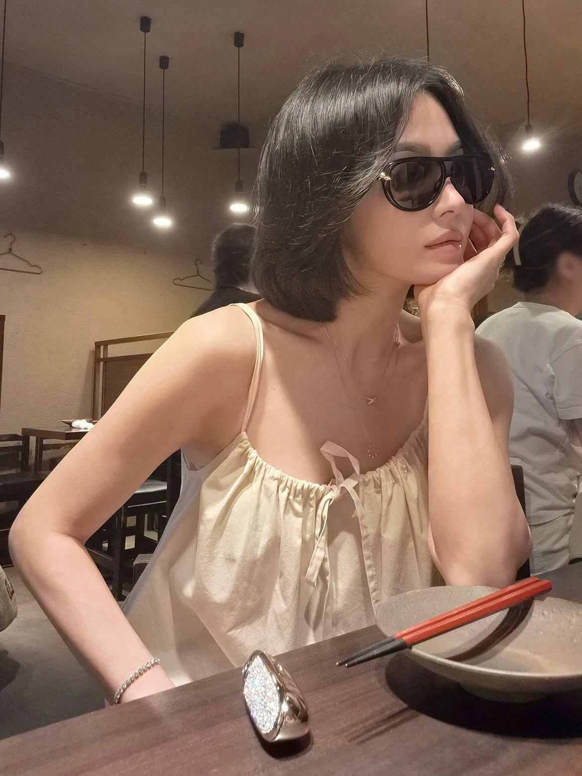 Song Hye Kyo để tóc ngắn nổi bật thần thái sang chảnh, cá tính: Chị em có ngay kiểu tóc hack tuổi cho mùa thu đông- Ảnh 9.