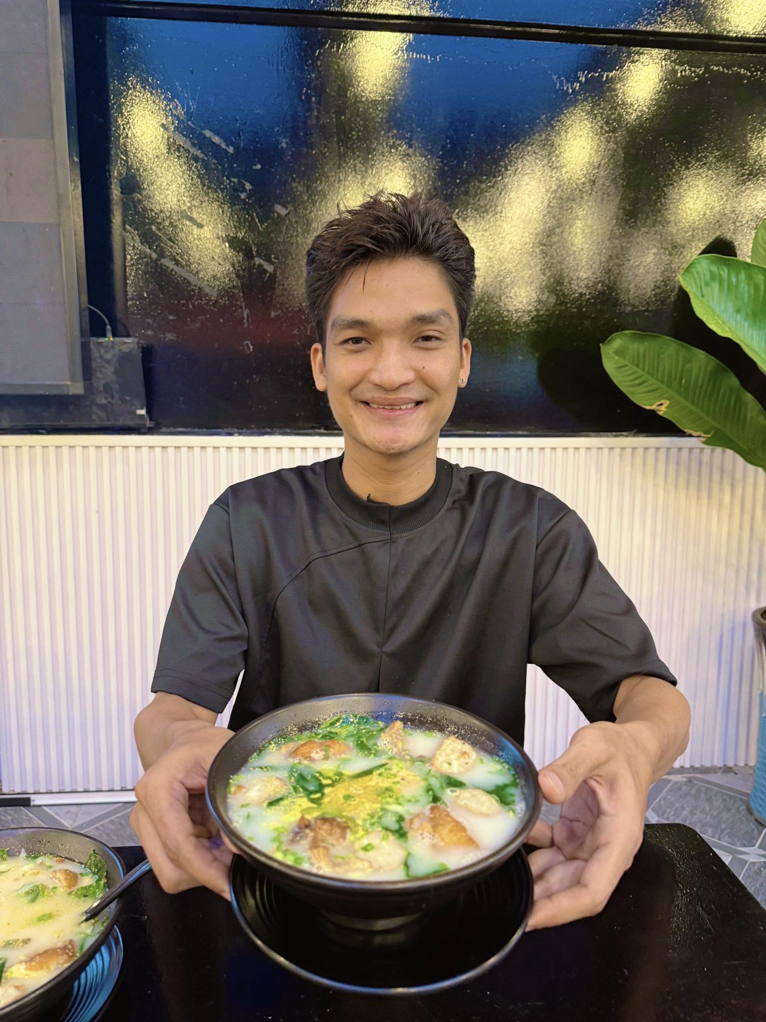 Nam nghệ sĩ đ&igrave;nh đ&aacute;m U40 đi b&aacute;n b&uacute;n ở đường Trần Quang Khải, TP.HCM- Ảnh 4.