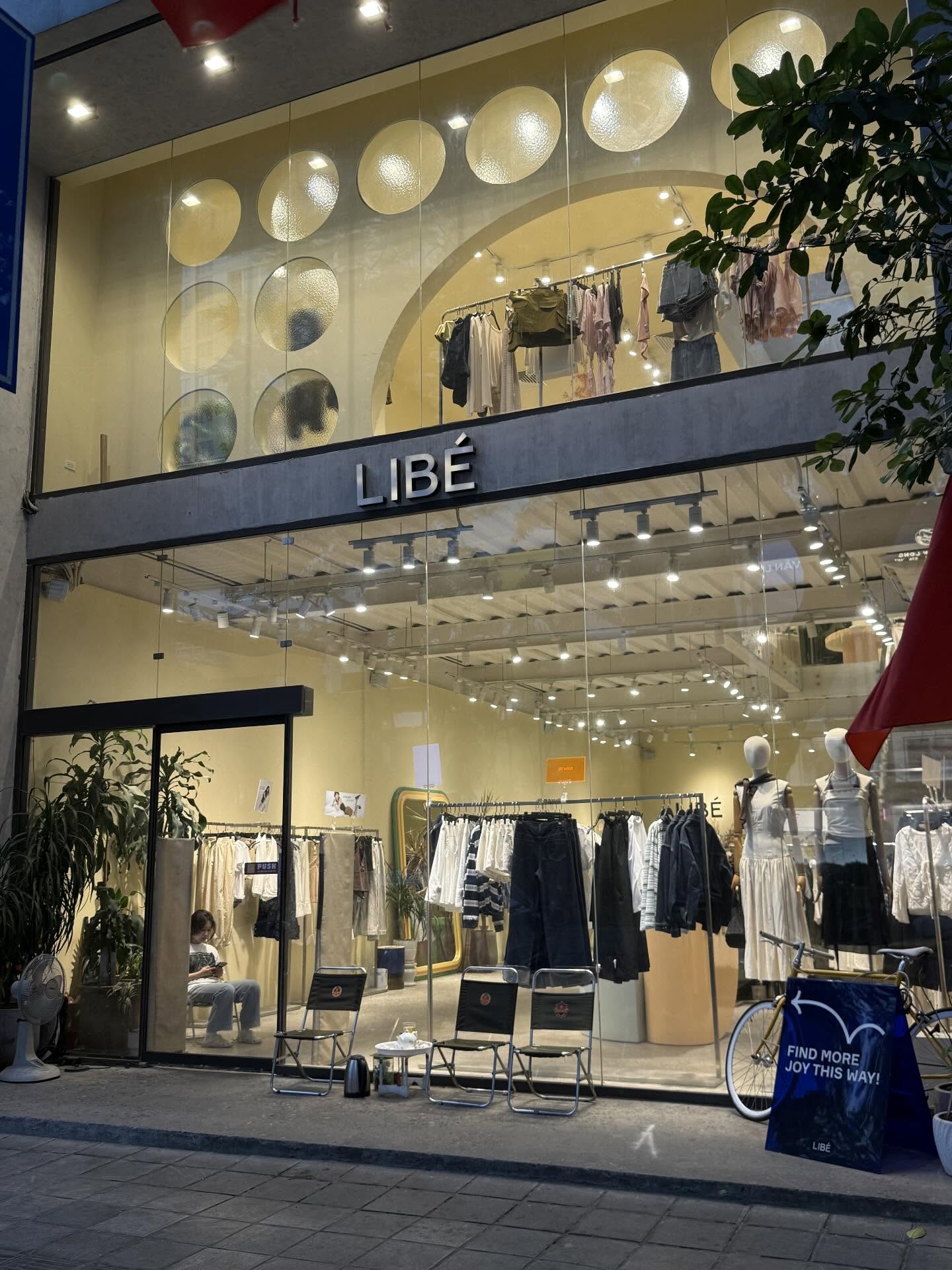 LIB&Eacute; chia tay H&agrave; Nội: Kh&aacute;ch h&agrave;ng tiếc nuối v&igrave; "tủ đồ quốc d&acirc;n" một thời nay đ&atilde; hụt hơi- Ảnh 1.
