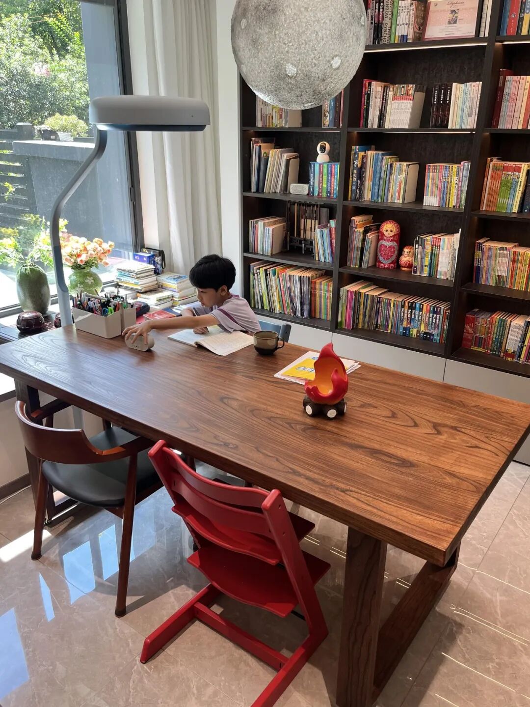 Trong phòng khách của một gia đình trẻ có chiếc bàn dài mà cả nhà đều tranh nhau dùng: Chỉ tiếc là không mua sớm hơn- Ảnh 3.