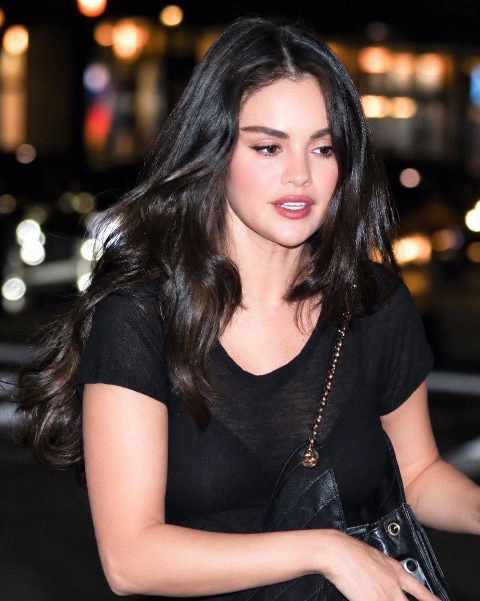 Selena Gomez dạo phố với diện mạo kh&oacute; tin- Ảnh 4.