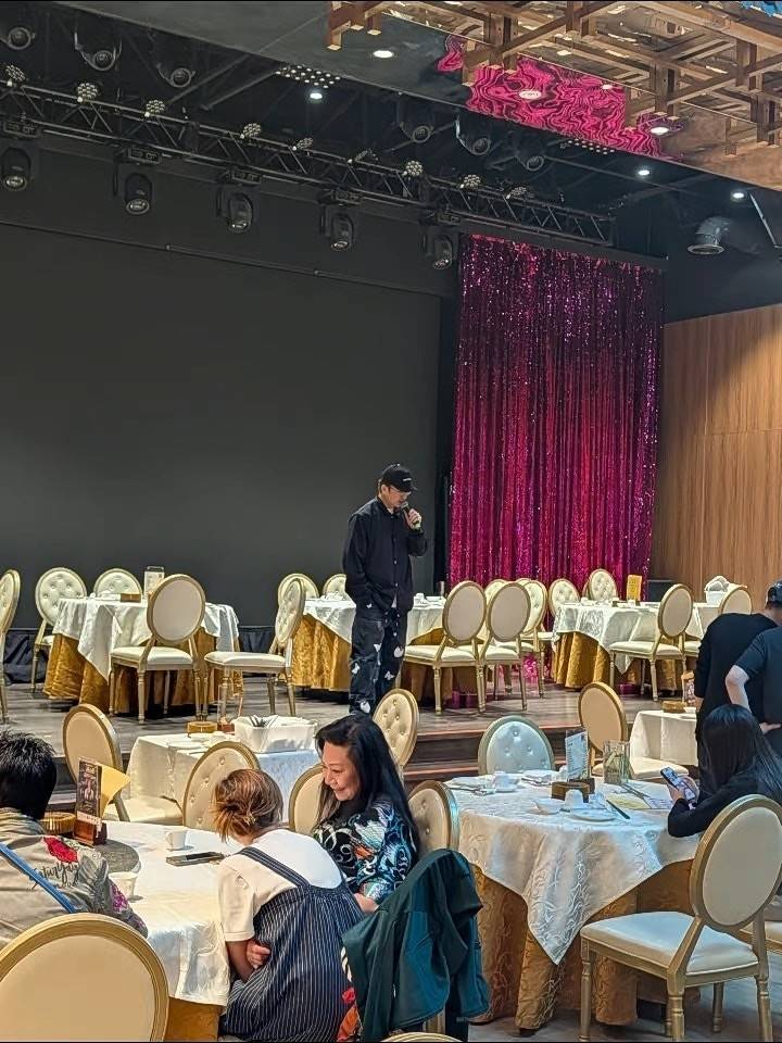 Sự hết thời của 1 nam ch&iacute;nh phim Tết: Khổ đến độ b&aacute;n đồ ăn lề đường, đi khắp nơi xin h&aacute;t đ&aacute;m cưới tiệc th&ocirc;i n&ocirc;i- Ảnh 3.