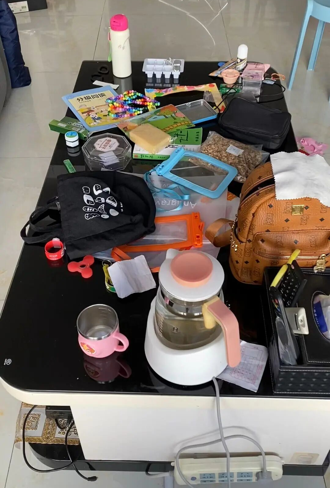 Trong phòng khách của một gia đình trẻ có chiếc bàn dài mà cả nhà đều tranh nhau dùng: Chỉ tiếc là không mua sớm hơn- Ảnh 2.