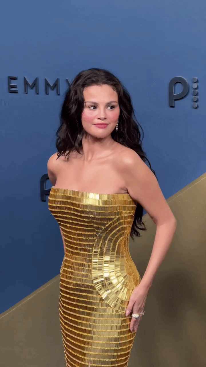Selena Gomez dạo phố với diện mạo kh&oacute; tin- Ảnh 7.