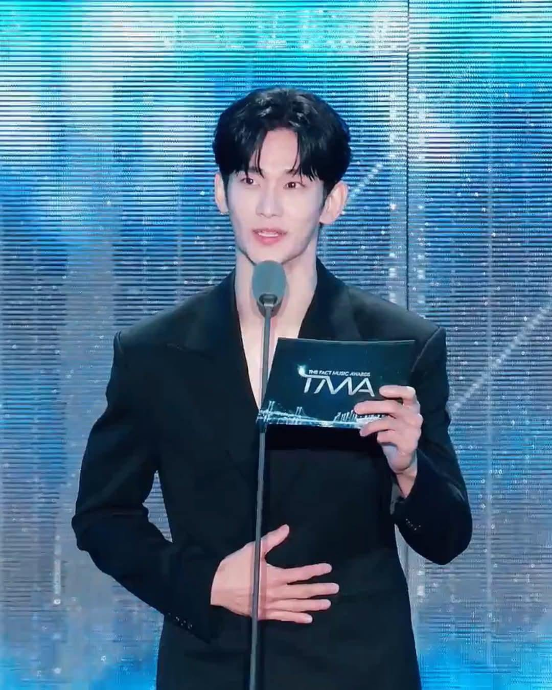 Kim Soo Hyun tái xuất tại lễ trao giải sau scandal, thần thái ra sao?- Ảnh 4.