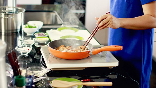 Lời khuy&ecirc;n d&agrave;nh cho những ai đang nấu ăn bằng bếp từ- Ảnh 1.