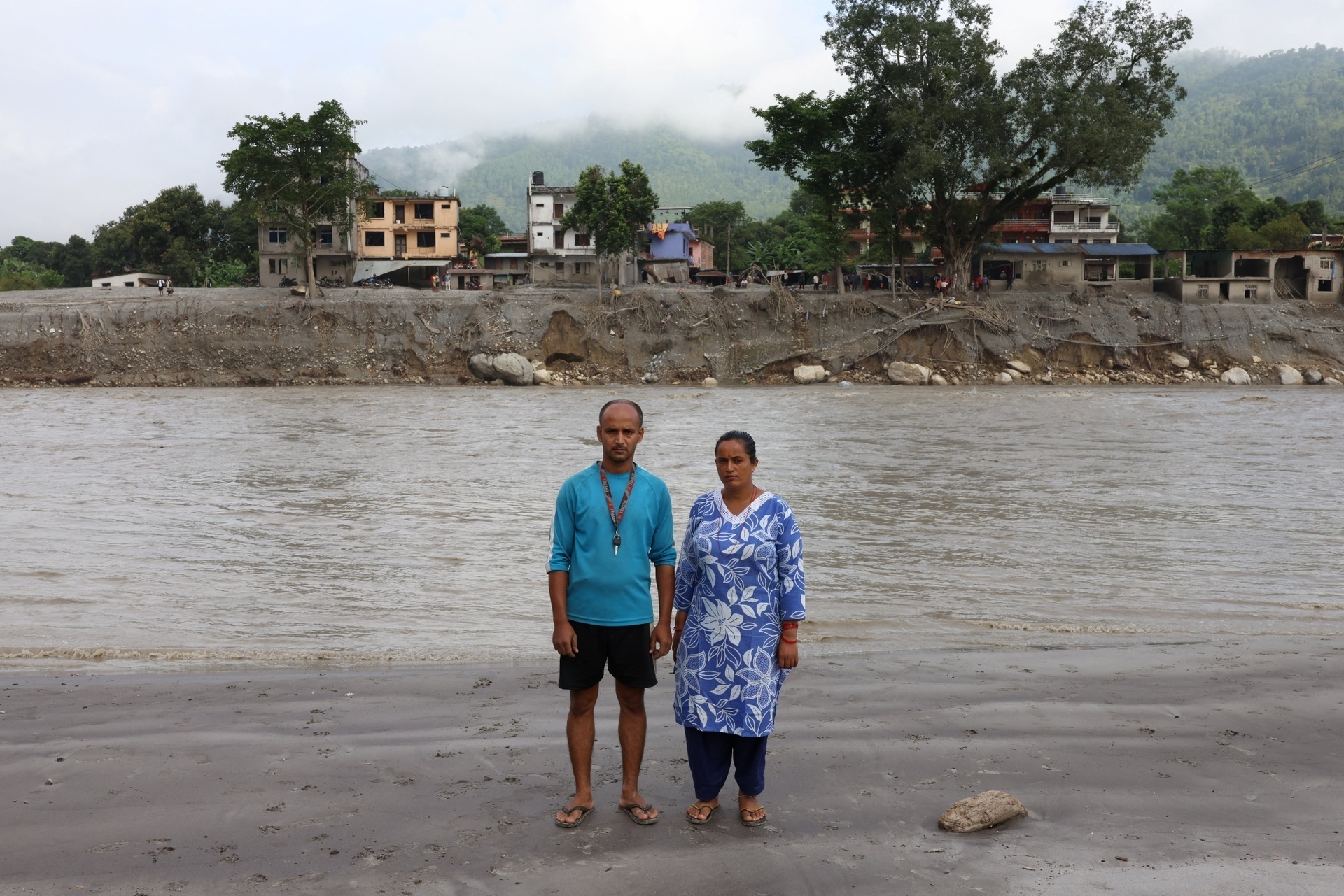 Nơi từng l&agrave; thị trấn Nepal, nay chỉ c&ograve;n b&ugrave;n đất- Ảnh 18.