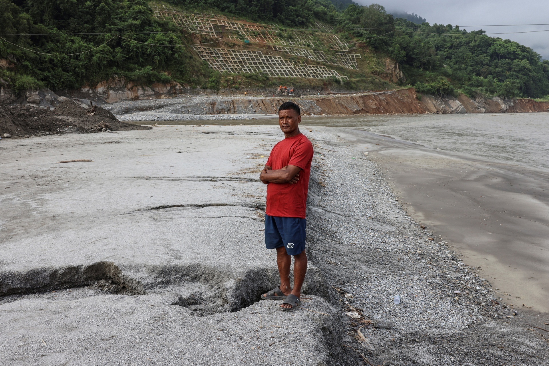 Nơi từng l&agrave; thị trấn Nepal, nay chỉ c&ograve;n b&ugrave;n đất- Ảnh 26.