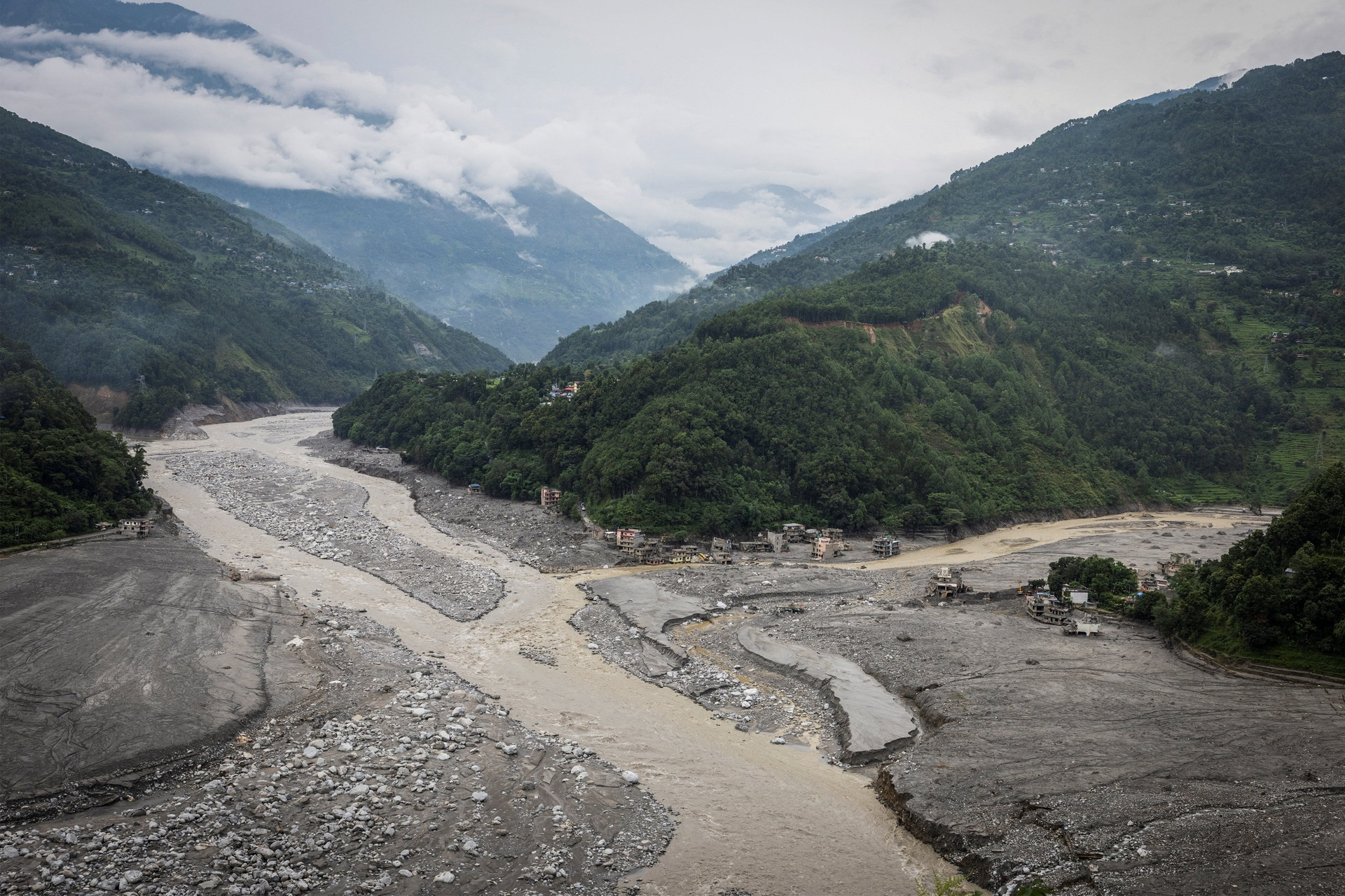 Nơi từng l&agrave; thị trấn Nepal, nay chỉ c&ograve;n b&ugrave;n đất- Ảnh 1.