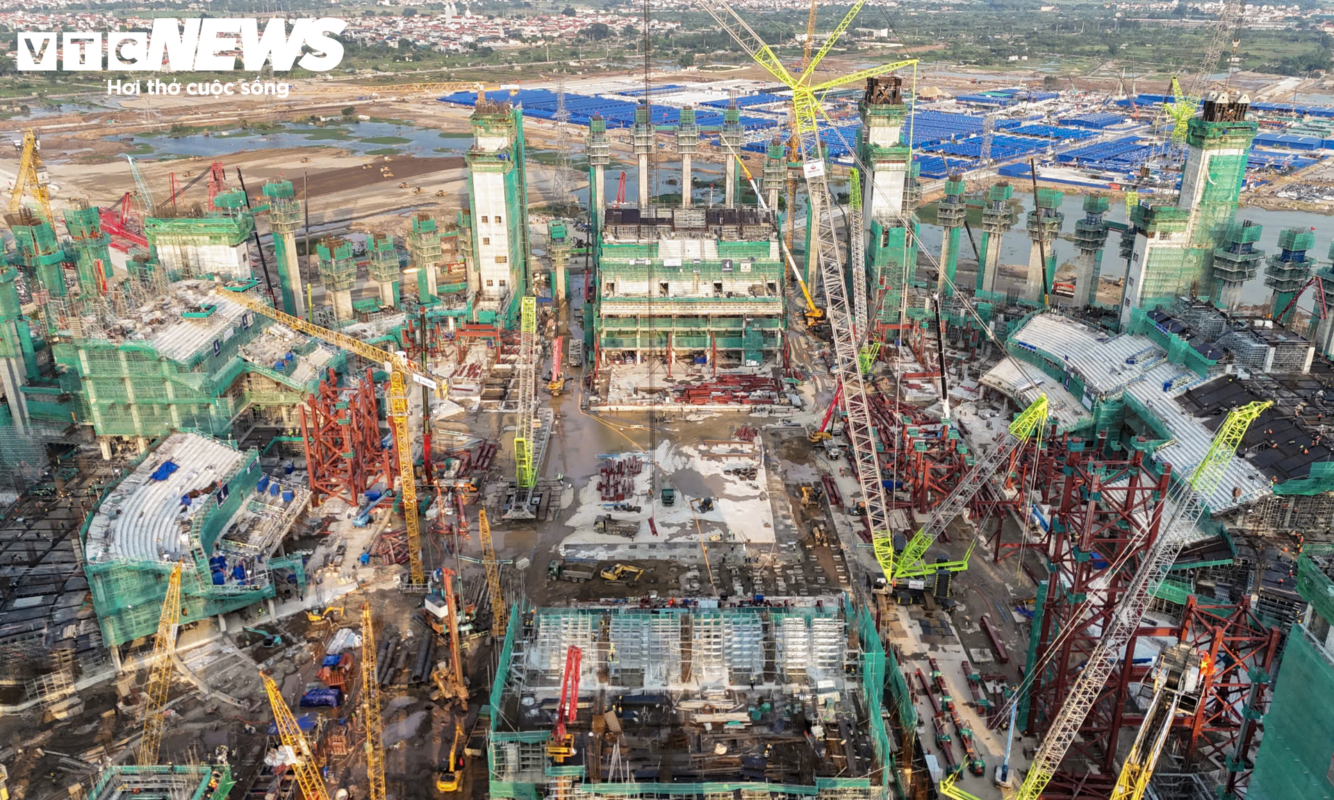 Loạt si&ecirc;u trụ khổng lồ tại c&ocirc;ng trường s&acirc;n vận động 135.000 chỗ ở H&agrave; Nội- Ảnh 9.