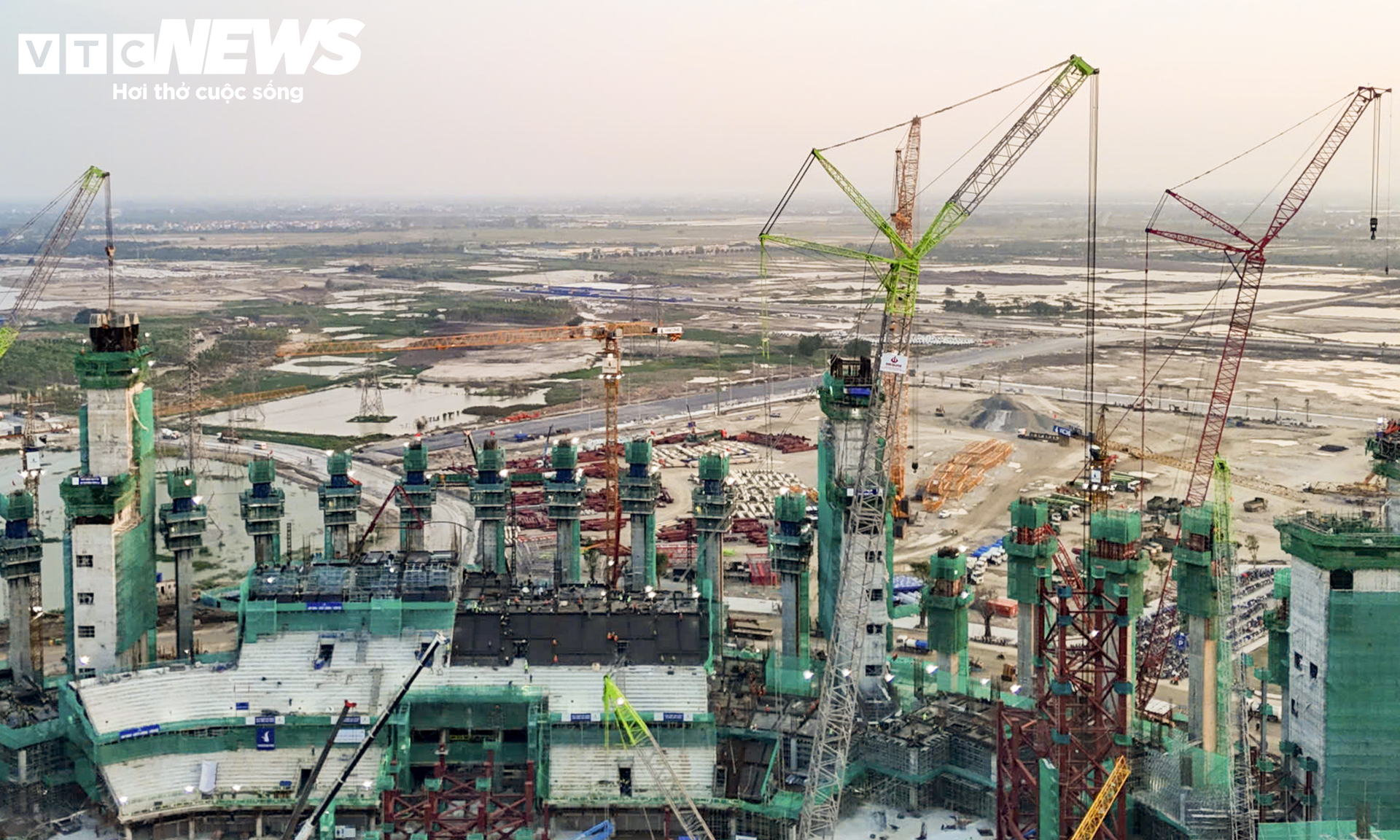 Loạt si&ecirc;u trụ khổng lồ tại c&ocirc;ng trường s&acirc;n vận động 135.000 chỗ ở H&agrave; Nội- Ảnh 11.