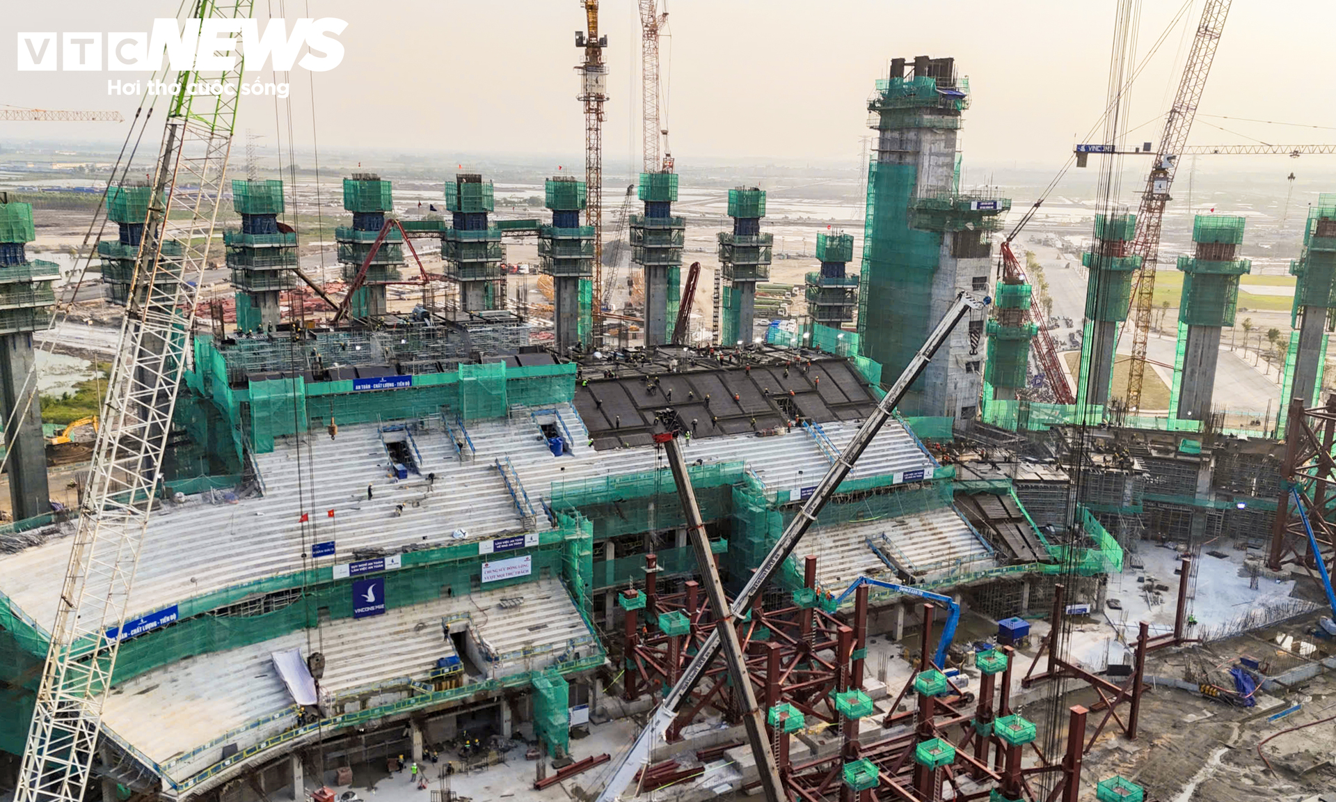 Loạt si&ecirc;u trụ khổng lồ tại c&ocirc;ng trường s&acirc;n vận động 135.000 chỗ ở H&agrave; Nội- Ảnh 7.