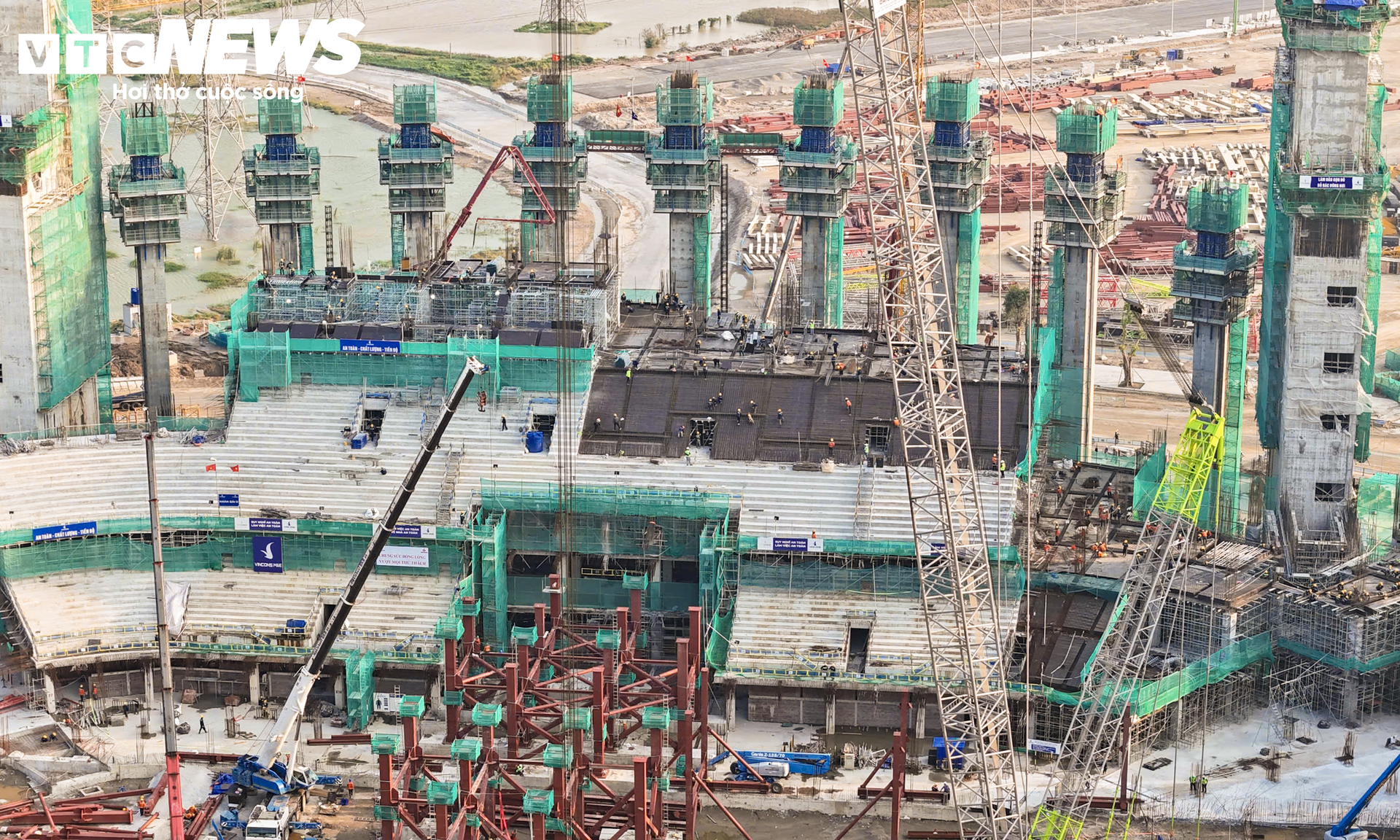 Loạt si&ecirc;u trụ khổng lồ tại c&ocirc;ng trường s&acirc;n vận động 135.000 chỗ ở H&agrave; Nội- Ảnh 5.