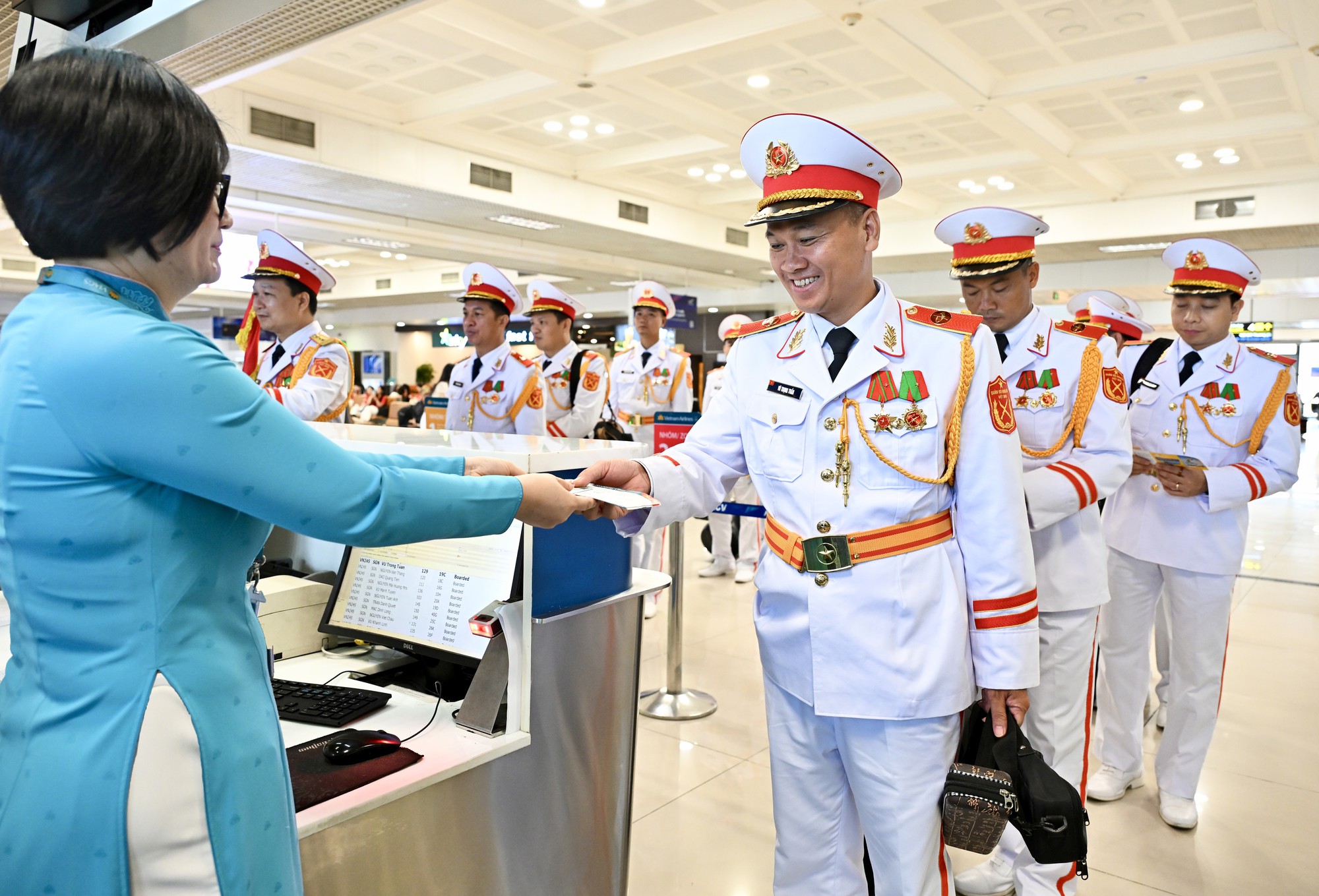 Giai điệu Quốc khánh vang lên ở độ cao 10.000 mét trên chuyến bay Vietnam Airlines- Ảnh 2.