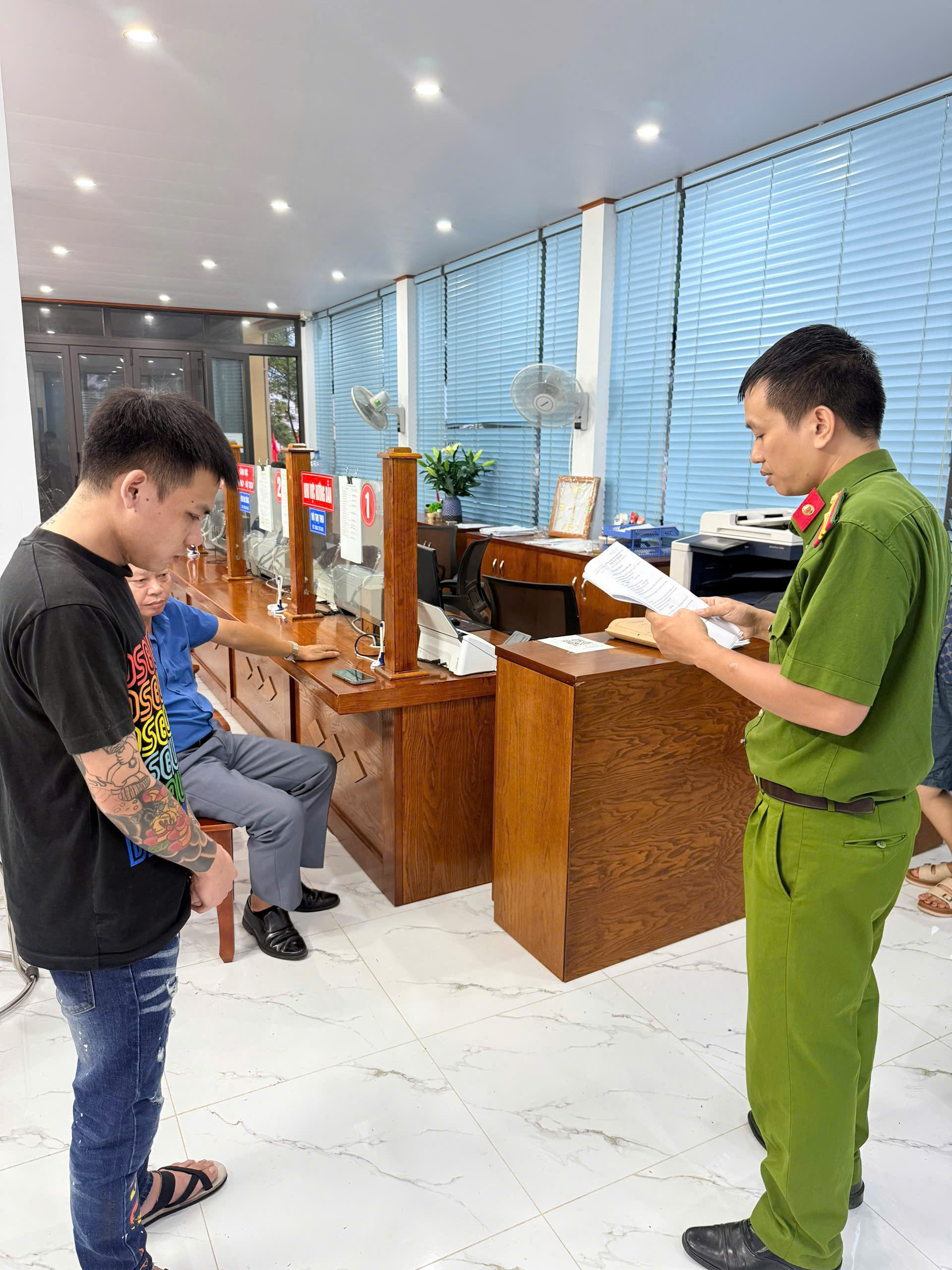 Thi h&agrave;nh lệnh bắt tạm giam nh&acirc;n vi&ecirc;n qu&aacute;n karaoke Đặng Mạnh Tr&iacute; SN 2002 - Ảnh 2.