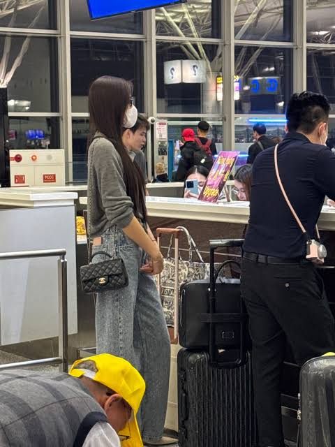Viết Vương v&agrave; Đỗ H&agrave; lọt v&agrave;o ống k&iacute;nh team qua đường, v&agrave;i gi&acirc;y n&oacute;i l&ecirc;n t&igrave;nh h&igrave;nh h&ocirc;n nh&acirc;n- Ảnh 6.